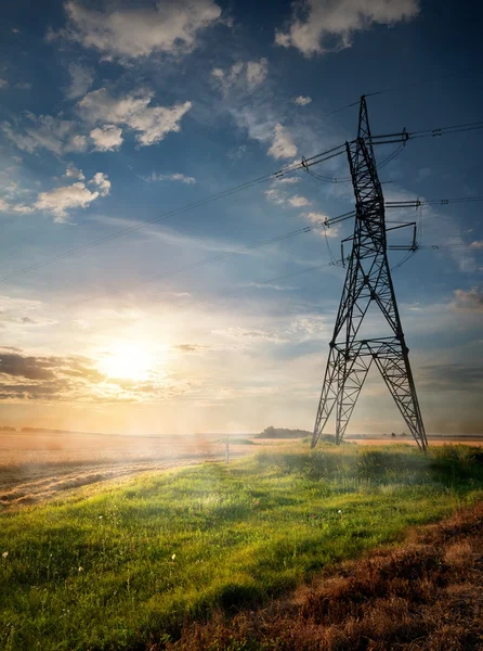 Elektrik direği ve sonbahar alan — Stok fotoğraf