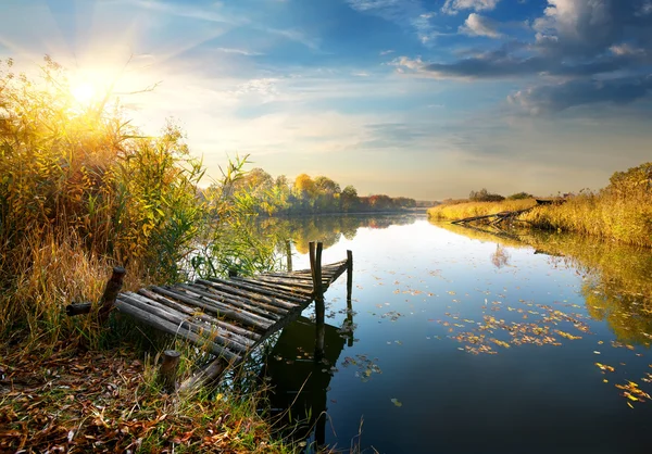 Staré molo na podzimní řeka — Stock fotografie