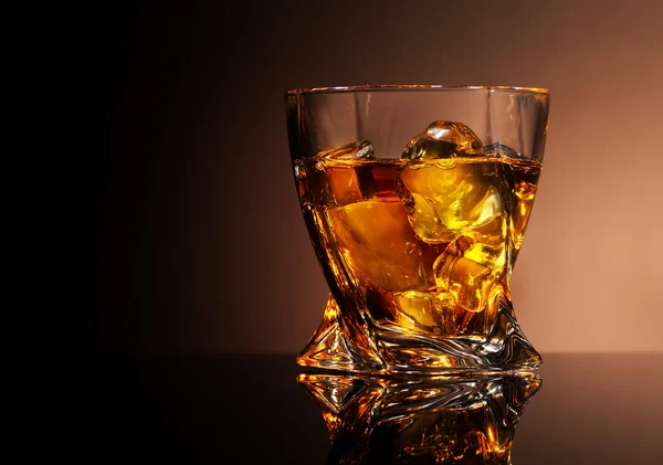 Glas goldenen Brandy — Stockfoto