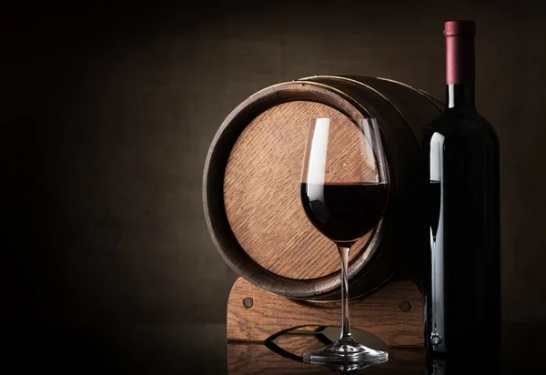 Вино рядом с бочкой — стоковое фото