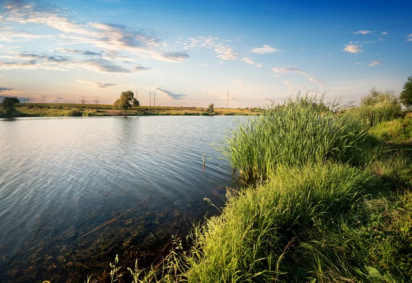 Puesta de sol sobre el río — Foto de Stock