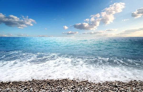 Deniz ve pebble beach — Stok fotoğraf