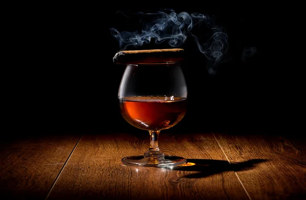 Cigarrillo en vino —  Fotos de Stock