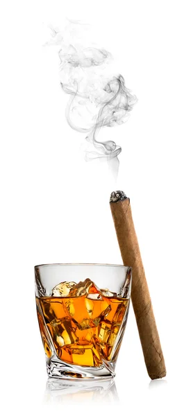 Whisky med is och cigarr — Stockfoto