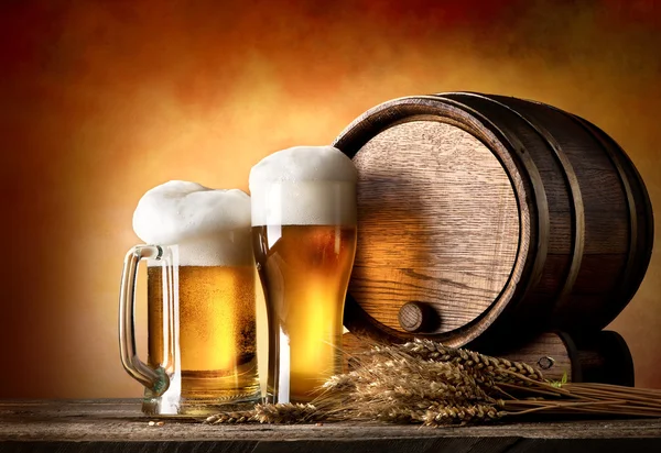 Beer and barrel — Stock Photo, Image