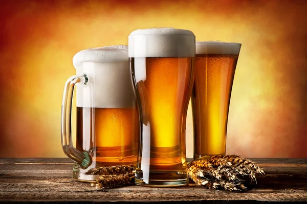 Tres cervezas y trigo — Foto de Stock