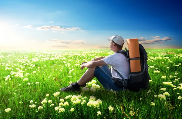 Turista en el campo de flores — Foto de Stock