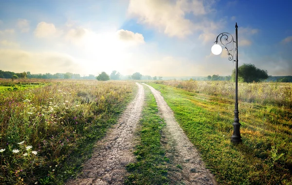 Lantaarn in de buurt van landweg — Stockfoto