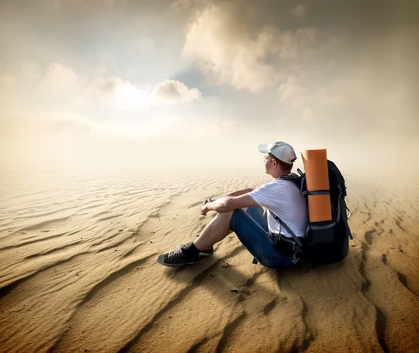 Турист в песчаной пустыне — стоковое фото