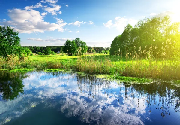 Nubes en el río —  Fotos de Stock