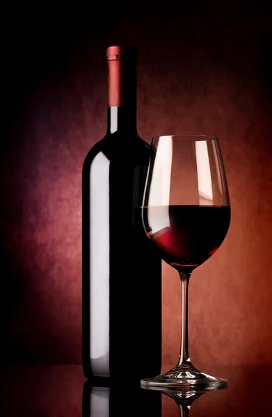 Vinho tinto sobre fundo vinoso — Fotografia de Stock