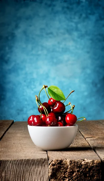 Cerezas en placa —  Fotos de Stock