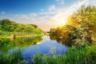 Nehir üzerinde sarı günbatımı