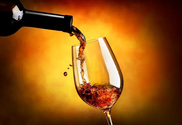Wein auf orangenem Hintergrund — Stockfoto