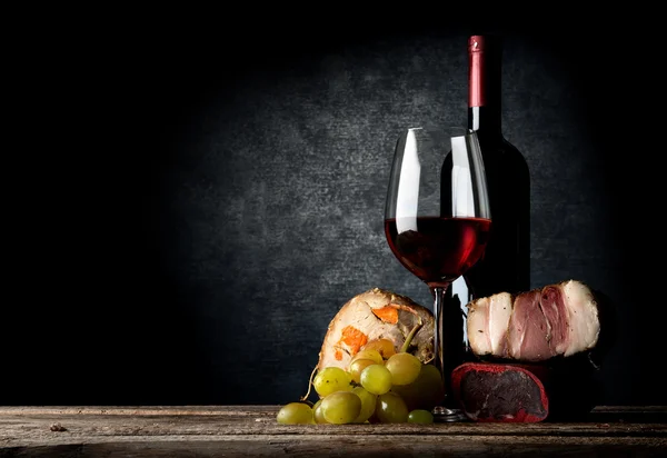 Meat and wine — Stock Photo, Image