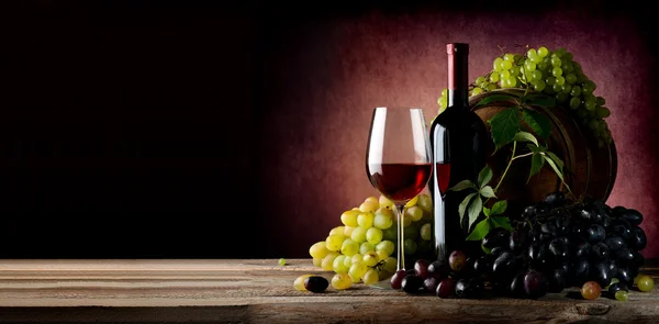 Vine of grape with wine — Stock Photo, Image