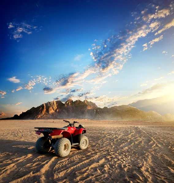Quad bike in desert — Stock Photo, Image
