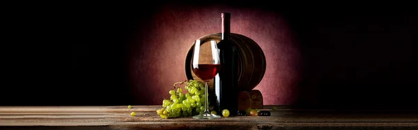 Вино и бочка на столе — стоковое фото
