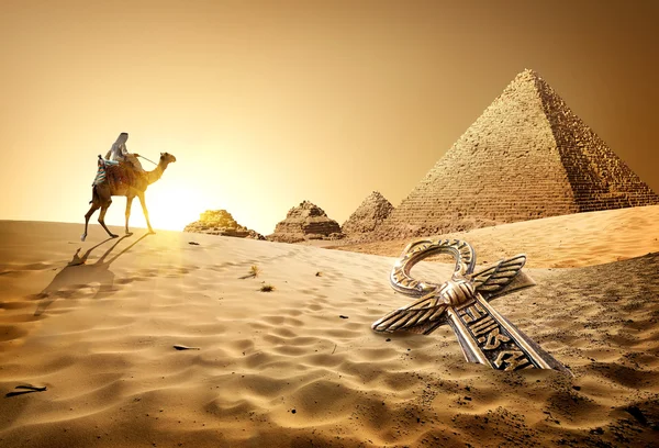 Piramidi e ankh — Foto Stock