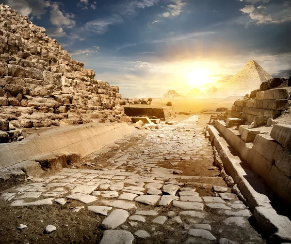 Δρόμο μέσα από τις πυραμίδες — Φωτογραφία Αρχείου