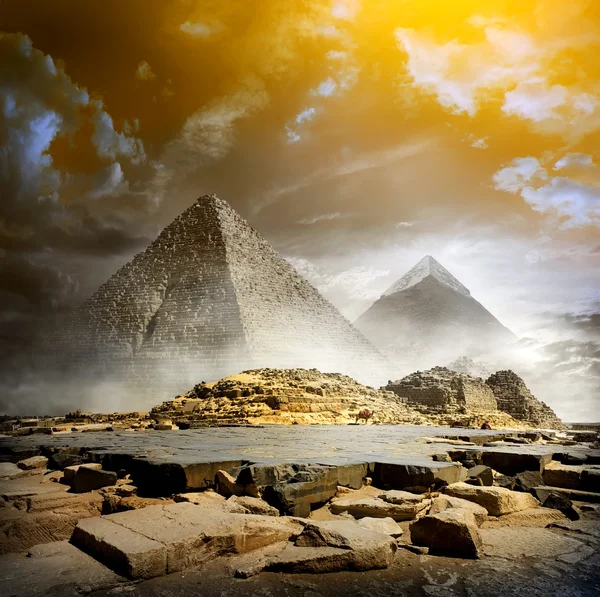 Storm clouds and pyramids — Stock Photo, Image