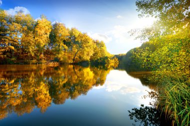 Nehri üzerinde renkli sonbahar
