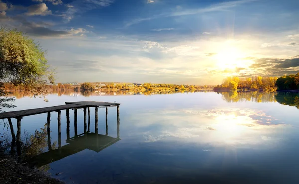 Quai sur la rivière d'automne — Photo