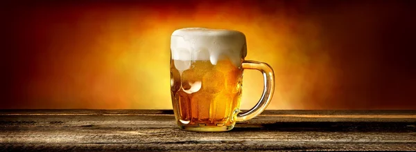 Bier in mok op tafel — Stockfoto