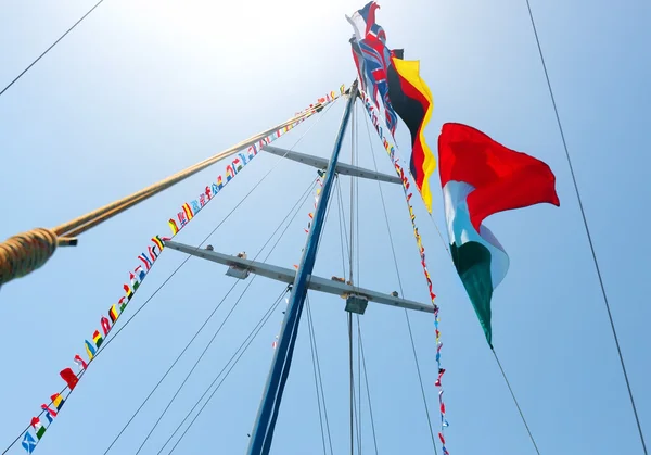 Banderas en mástil — Foto de Stock