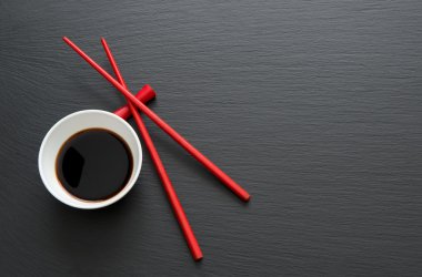yemek çubukları ile soya sosu