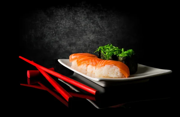 寿司和筷子 — 图库照片