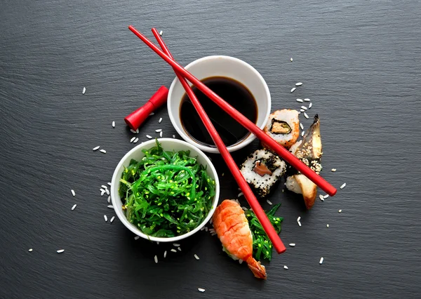 Seaweed salad and sushi — Stock Photo, Image