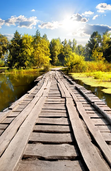Overbruggen door rivier — Stockfoto