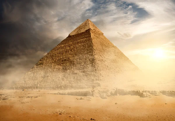 Pyramid i sand damm — Stockfoto