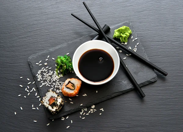 Rollos con salsa y palillos — Foto de Stock