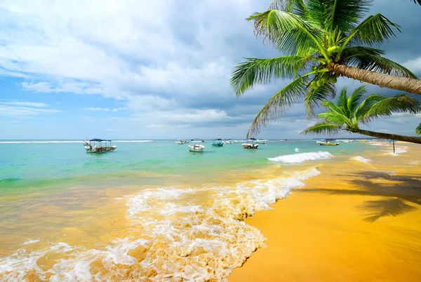 Barcos perto da praia — Fotografia de Stock