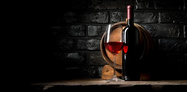 Вино и кирпич — стоковое фото