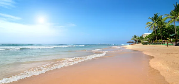 Vågor på sandstrand — Stockfoto