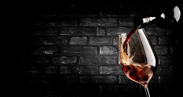 Nalewanie wina i mur z cegły — Zdjęcie stockowe
