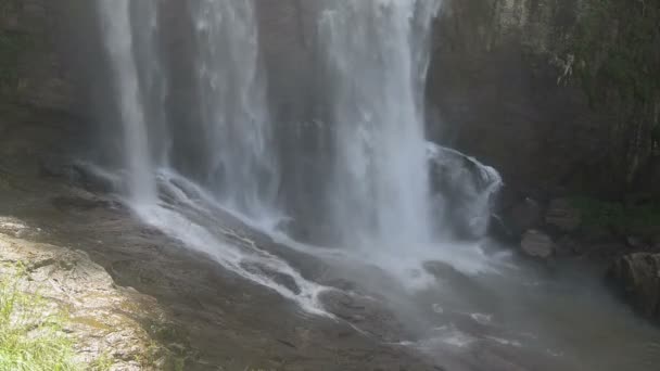 Cascada en las montañas — Vídeo de stock