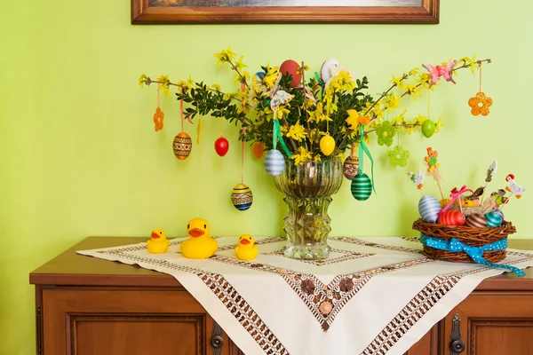 Yellow forsythia flowers and easter decoration — Stock Photo, Image