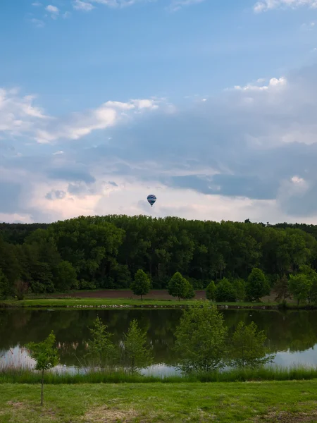 フローティング、熱気球と美しい田園風景 — ストック写真