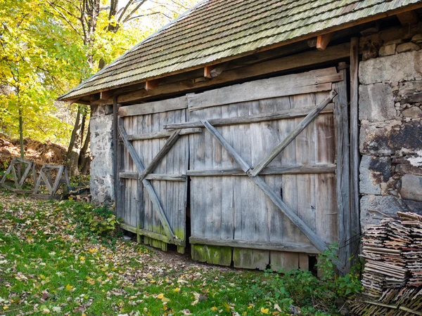 Rustik ladugårdsdörr — Stockfoto