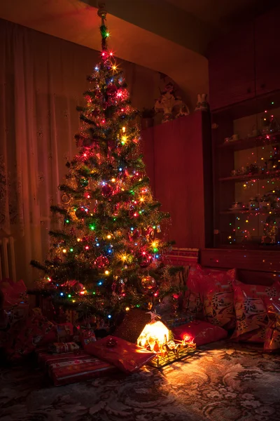 Árbol de Navidad con regalos — Foto de Stock