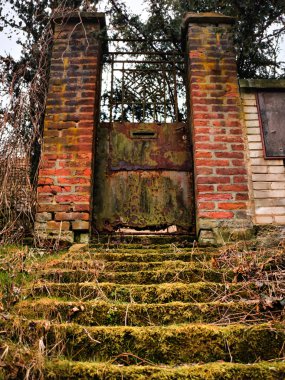 eski paslı kapısı