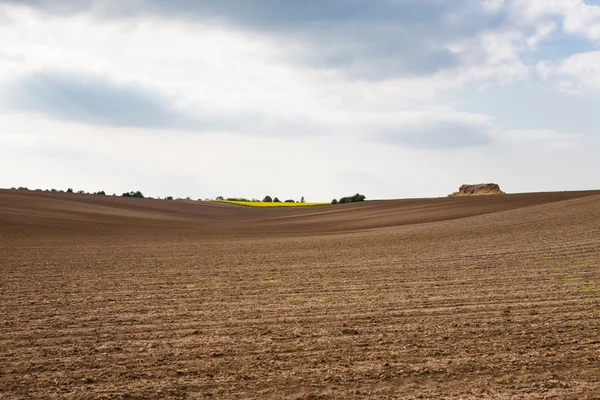 Paysage agricole avec champ labouré — Photo