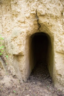 İnsan toprağa tünel yapımı