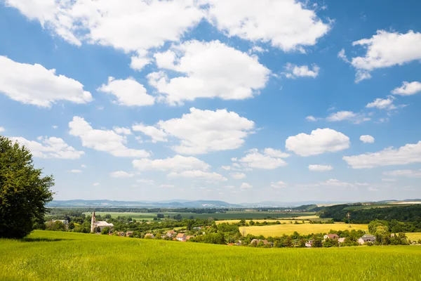 Typisch mitteleuropäisches ländliches Land lizenzfreie Stockbilder