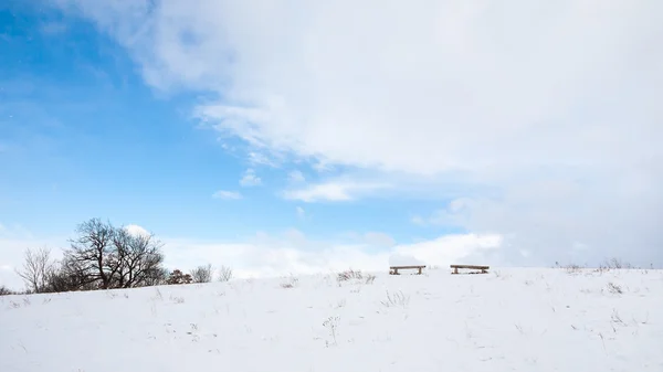 Lavička v bílé krajině — Stock fotografie