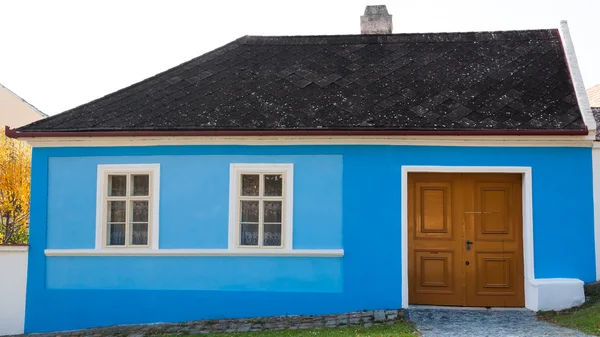 Şirin mavi renkli geleneksel ev — Stok fotoğraf